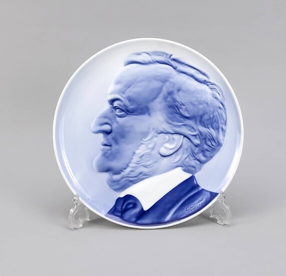 Wall plate 'Richard Wagner', Rosenthal, 20th c., design Ferdinand Liebermann on the occasion of Wagner's 100th anniversary in 1913, painted in underglaze blue, sign. a. inscr.'1813-1913', Wall Hanger, D. 28.5 cm