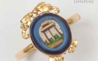 Yellow gold ring, decorated with a micro-mosaic with ruin decoration. Finger size : 57. Gross weight : 2,9g.
