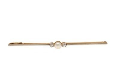 A diamond and pearl brooch set with a cultured pearl flanked by two old-cut diamonds mounted in 14k gold. L. 6.3 cm.