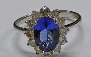 18 CT GOLD TANZANITE & DIAMOND CLUSTER RING, THE OVAL FACETE...
