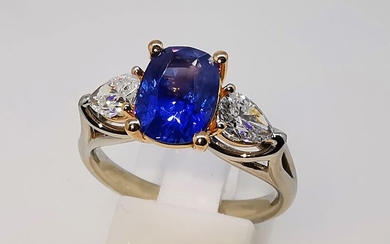 18 kt. Bicolour - Ring - 2.40 ct Sapphire (untreated) - Diamonds