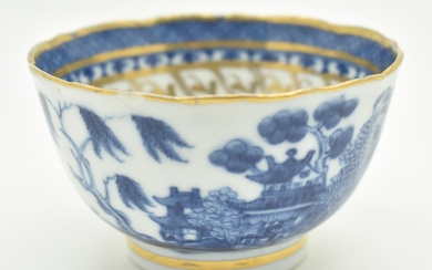 19TH CENTURY CHINESE GILT BLUE AND WHITE BOWL 清 青花山水碗