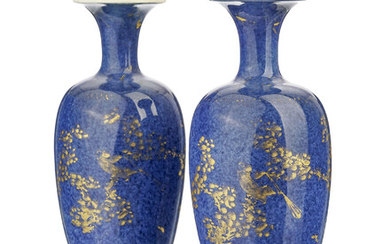 2 vases en porcelaine "bleu poudré", Chine, XIXe s., décor or de fleurs et oiseaux, h. 19,5 cm