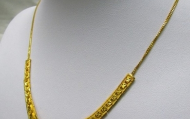 22 kt. Gold - Necklace with central rigid appliques. 17 gr.