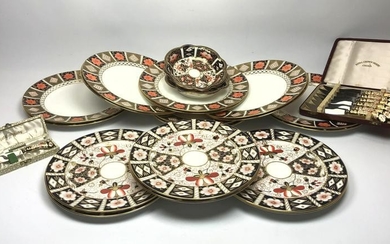 27pc ROYAL CROWN DERBY Set. 12 dinner plates, 6 lunch p