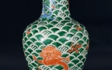 Arte Cinese A famille verte porcelain vase painted