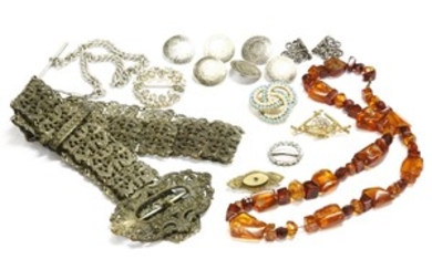 A collection of jewellery to include a Victorian gold brooch