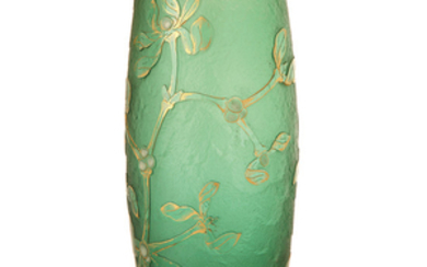 DAUM NANCY Petit vase ovoïde en verre vert...