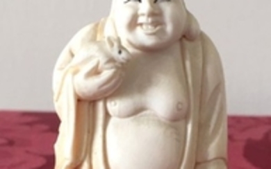 JAPON Bouddha tenant une souris en ivoire sculpté.…
