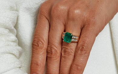 89 An emerald, diamond and gold ring.