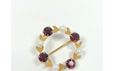 9ct gold circle brooch with garnets and pearls, 26mm 4.6g