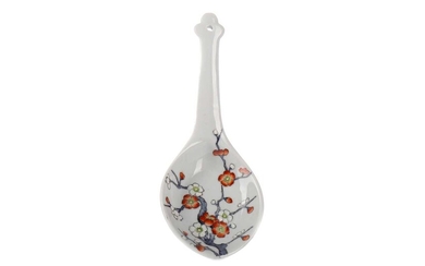 A 20TH CENTURY CHINESE CERAMIC SPOON
