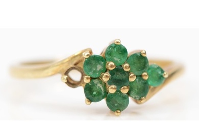 A 9ct gold and emerald cluster ring, one setting vacant, Q 1...