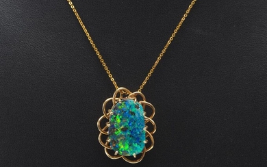 A BOULDER OPAL PENDANT AND CHAIN IN 18CT GOLD, THE FREE FORM OPAL MEASURING 18.8x12.4x5.6MM