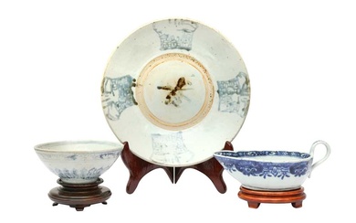 A CHINESE BLUE AND WHITE DISH, BOWL AND A SAUCE BOAT 明至十八世紀 青花盤、盌及醬料船一組