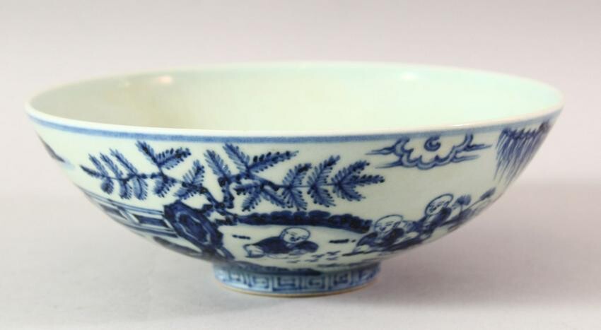 A CHINESE BLUE AND WHITE PORCELAIN BOWL, decorated with