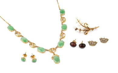 A Chinese 14k gold and jade necklace, set with seven...