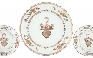 A Chinese Export Porcelain Famille Rose Charger and Two Dishes en Suite
