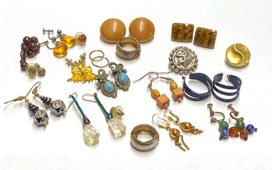 A Collection of Costume Jewellery Earrings
