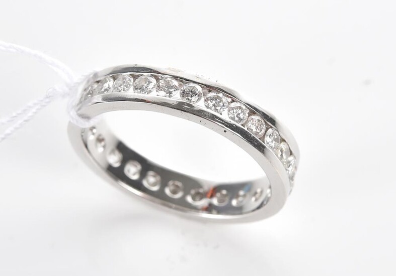 A DIAMOND FULL CIRCLE ETERNITY RING TOTALLING 2.65CTS IN 18CT WHITE GOLD, SIZE U, 5.5GMS