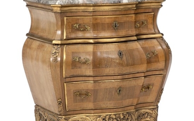 A Danish Rococo style commode, walnut and giltwood with curved and profiled marble top. 20th century. H. 85 cm. W. 75 cm. D. 48 cm.