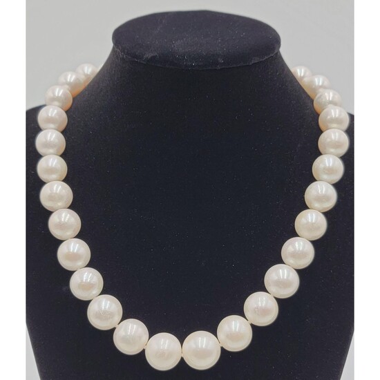 A Fine String of South Sea Pearl Necklace 12-15 MM