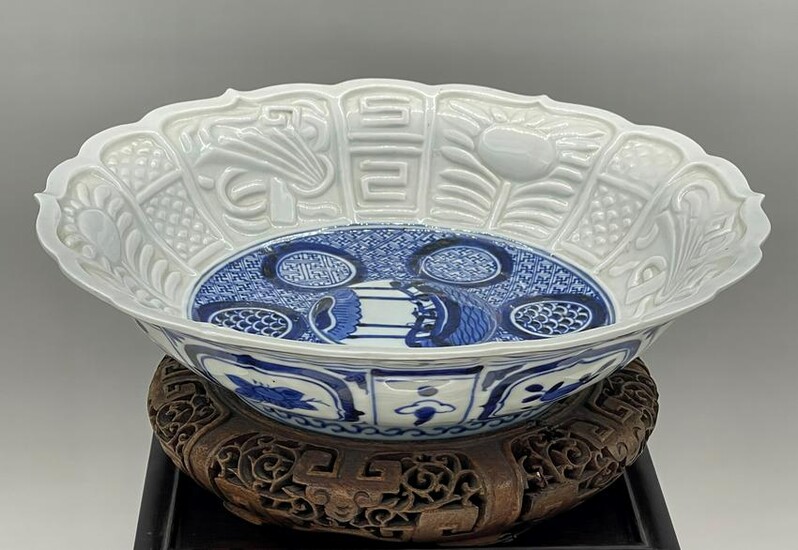 A LARGE CHINESE BLUE AND WHITE SHALLOW BOWL