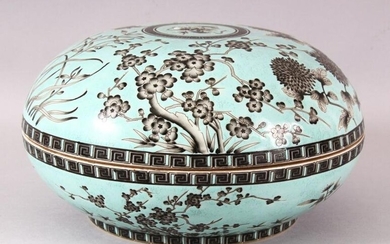 A LARGE CHINESE TURQUOISE GROUND CIRCULAR BOX AND