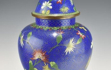 A LATE QING DYNASTY CHINESE CLOISONNE LIDDED VASE