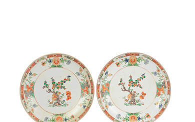 A PAIR OF FAMILLE VERTE FLORAL CHARGERS Kangxi (1662-1722)
