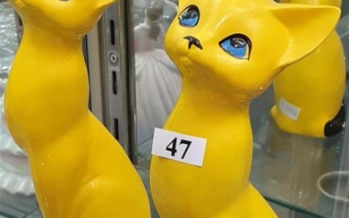 A PAIR OF JAPANESE YELLOW CERAMIC CAT SALT AND PEPPER SHAKERS