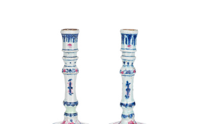 A PAIR OF PUCE-ENAMELLED BLUE AND WHITE EXPORT CANDLE STICKS...