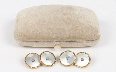 A PAIR OF VINTAGE C.1930 PEARL AND MOTHER OF PEARL CUFF LINKS.