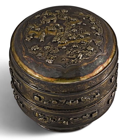 A PARCEL-GILT TIERED SILVER BOX AND COVER YUAN/MING DYNASTY | 元/明 銀局部鎏金高士圖雙層圓蓋盒