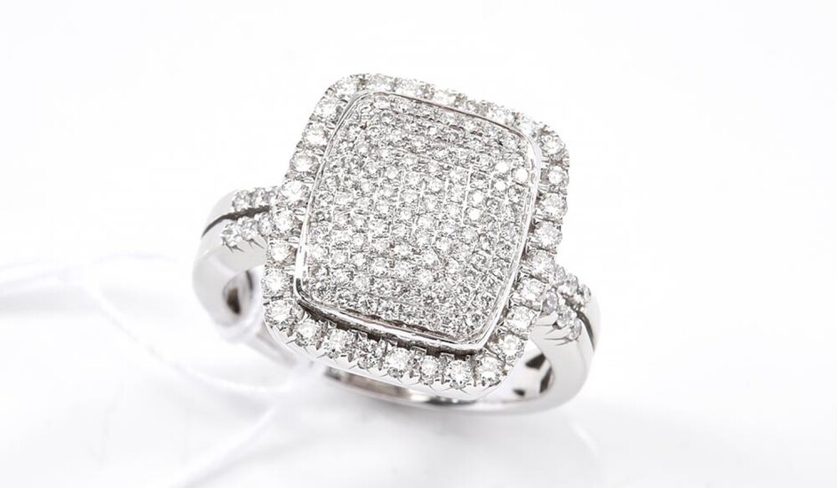 A PAVE SET DIAMOND DRESS RING IN 18CT WHITE GOLD, SIZE N, 7.1GMS