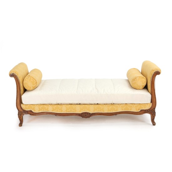 A Rococo style walnut chaise longue. Ca. 1900. L. 185 cm.