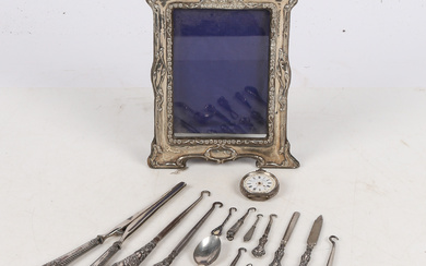 A SILVER PICTURE FRAME, AN OPEN FACE POCKET WATCH, SILVER HANDLED AND OTHER MANICURE ACCESSORIES (QTY).