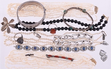 A SMALL COLLECTION OF SILVER COLOURED JEWELLERY AND COSTUME JEWELLERY
