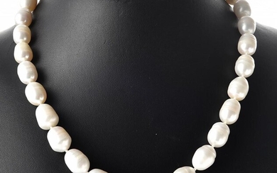 A STRAND OF FRESHWATER PEARLS TO A SILVER CLASP, TOTAL LENGTH 470MM