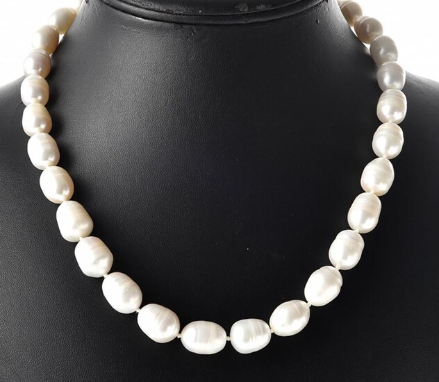 A STRAND OF FRESHWATER PEARLS TO A SILVER CLASP, TOTAL LENGTH 470MM