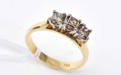 A THREE STONE COGNAC DIAMOND RING TOTALLING APPROXIMATELY 0.75CTS IN 18CT GOLD, C4, SIZE L-M
