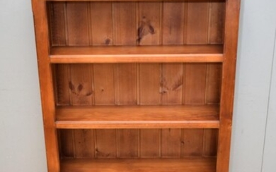A TIMBER BOOKSHELF (A/F) (H152 X W107 X D36 CM) (PLEASE NOTE THIS HEAVY ITEM MUST BE REMOVED BY CARRIERS AT THE CUSTOMER'S EXPENSE....
