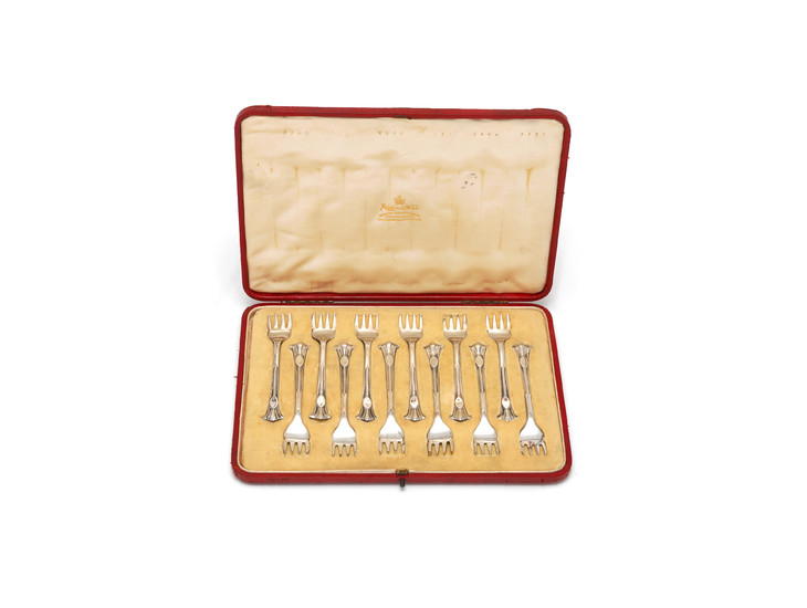 A cased set of twelve Edwardian silver oyster forks
