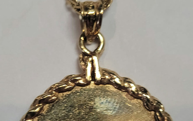 A diamond pendant in 14k yellow gold