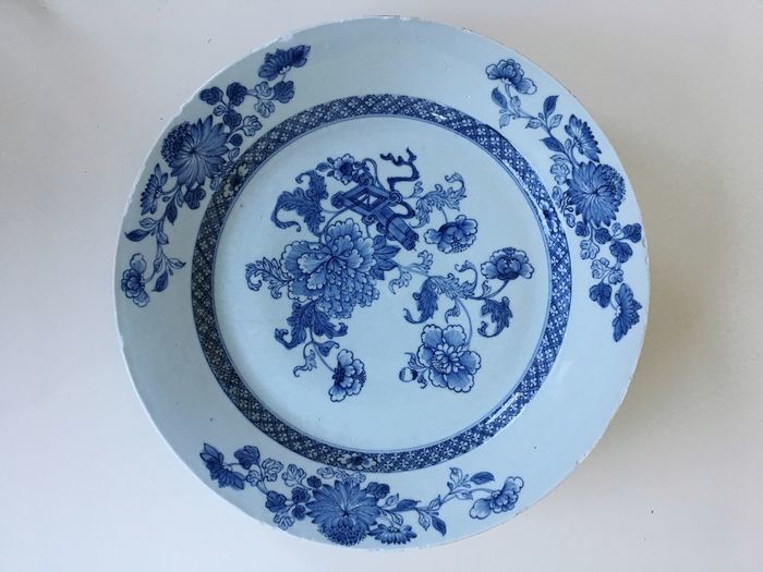 A large Chinese (36 CM.) Blue / white plate with a floral decor of flowers (1) - Porcelain - China - 18th century