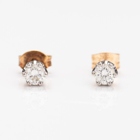 A pair of 18K gold earrings with diamonds ca. 0.38 ct in total.