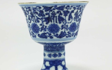A small blue and white 'lanca' stem cup