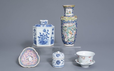 A varied collection of Chinese blue and white...