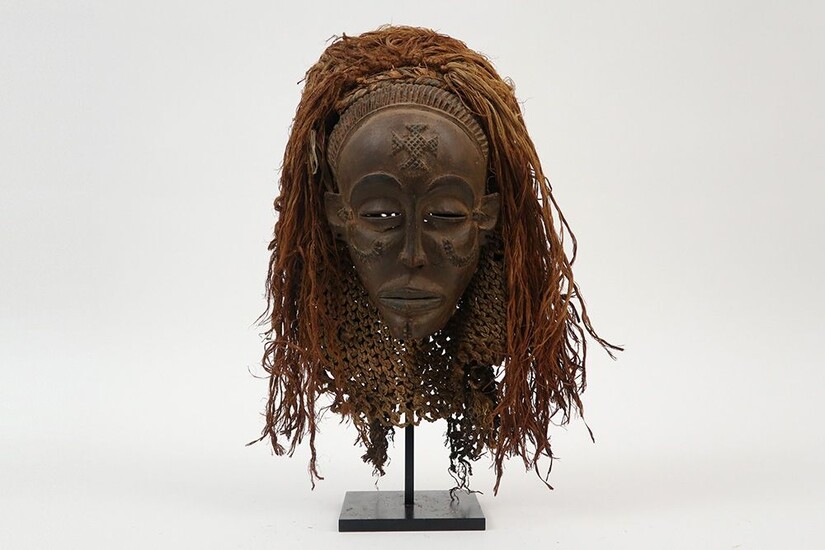 AFRIQUE - CONGO Tsjokwe - masque en bois et raphia avec un visage humain typiquement...