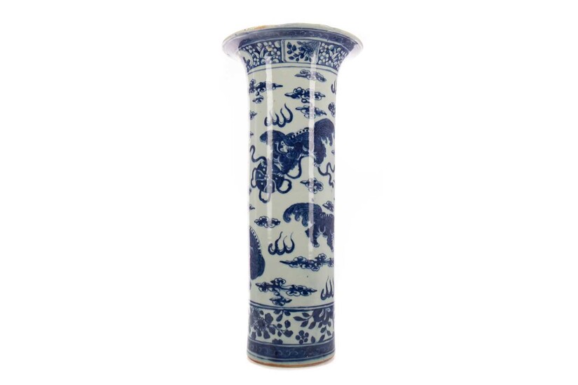 AN EARLY 20TH CENTURY CHINESE BLUE AND WHITE CYLINDRICAL VASE